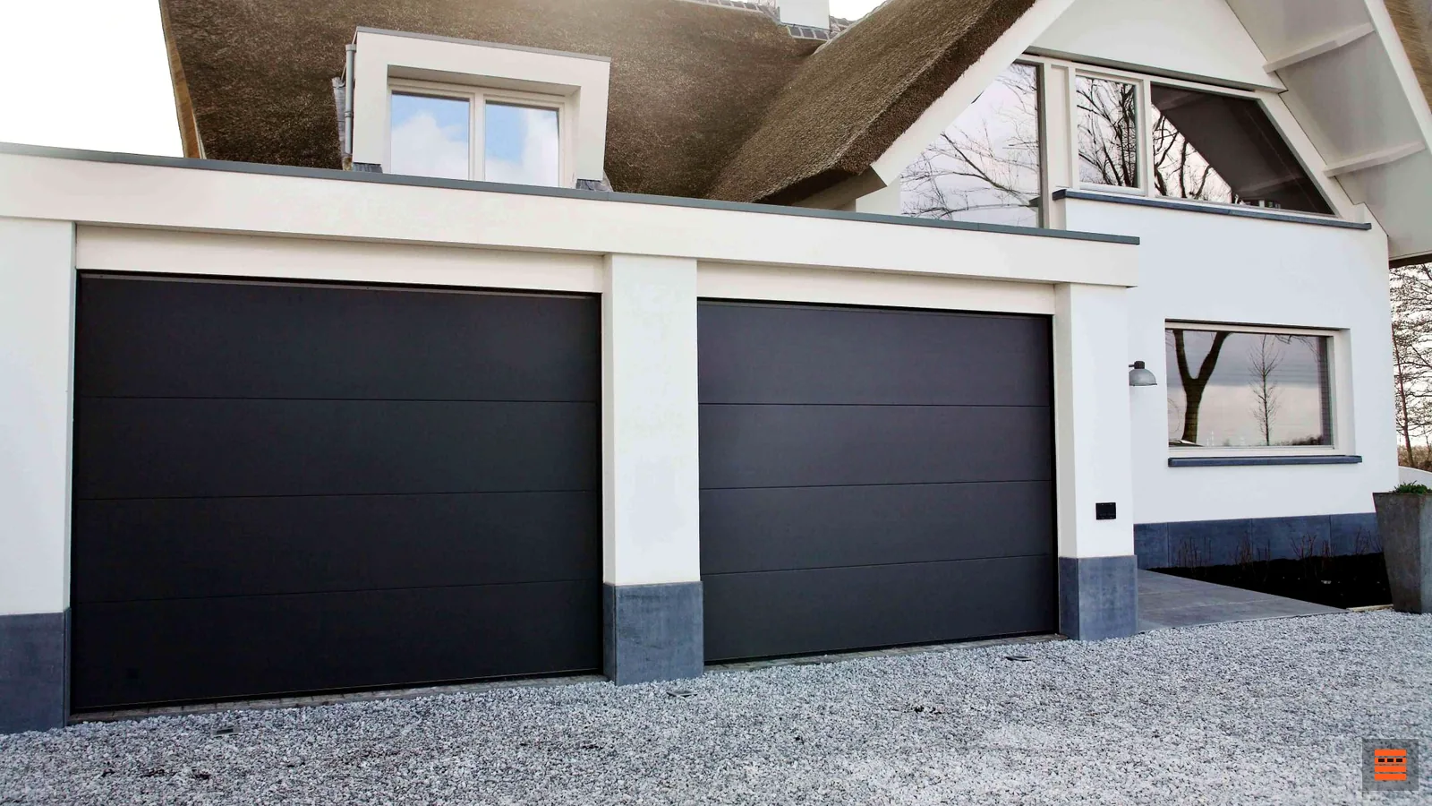 Porte de garage sectionnelle motorisée sur une maison contemporaine