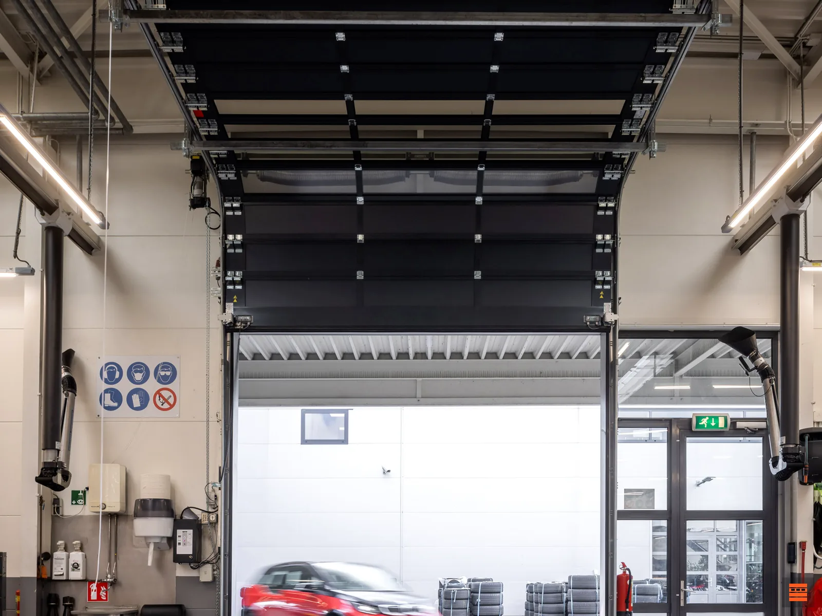 Porte sectionnelle rapide dans un atelier