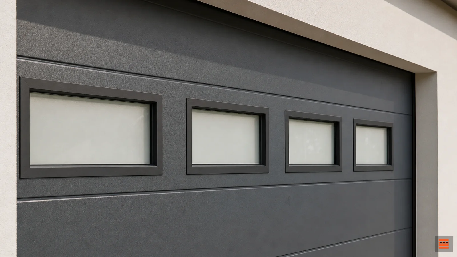 Porte de garage sectionnelle avec une rangée de hublots rectangulaires